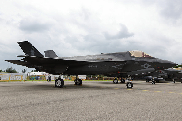 Chiến đấu cơ các nước trổ tài nhào lộn tại Singapore Airshow